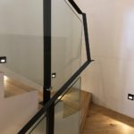 Parapetto scala in vetro con corrimano in ferro