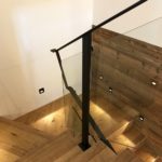 Parapetto scala in vetro con corrimano in ferro